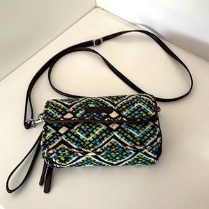 ✂️ Vera Bradley, versatile, multi-compartment, wristlet/clutch/shoulder purse!